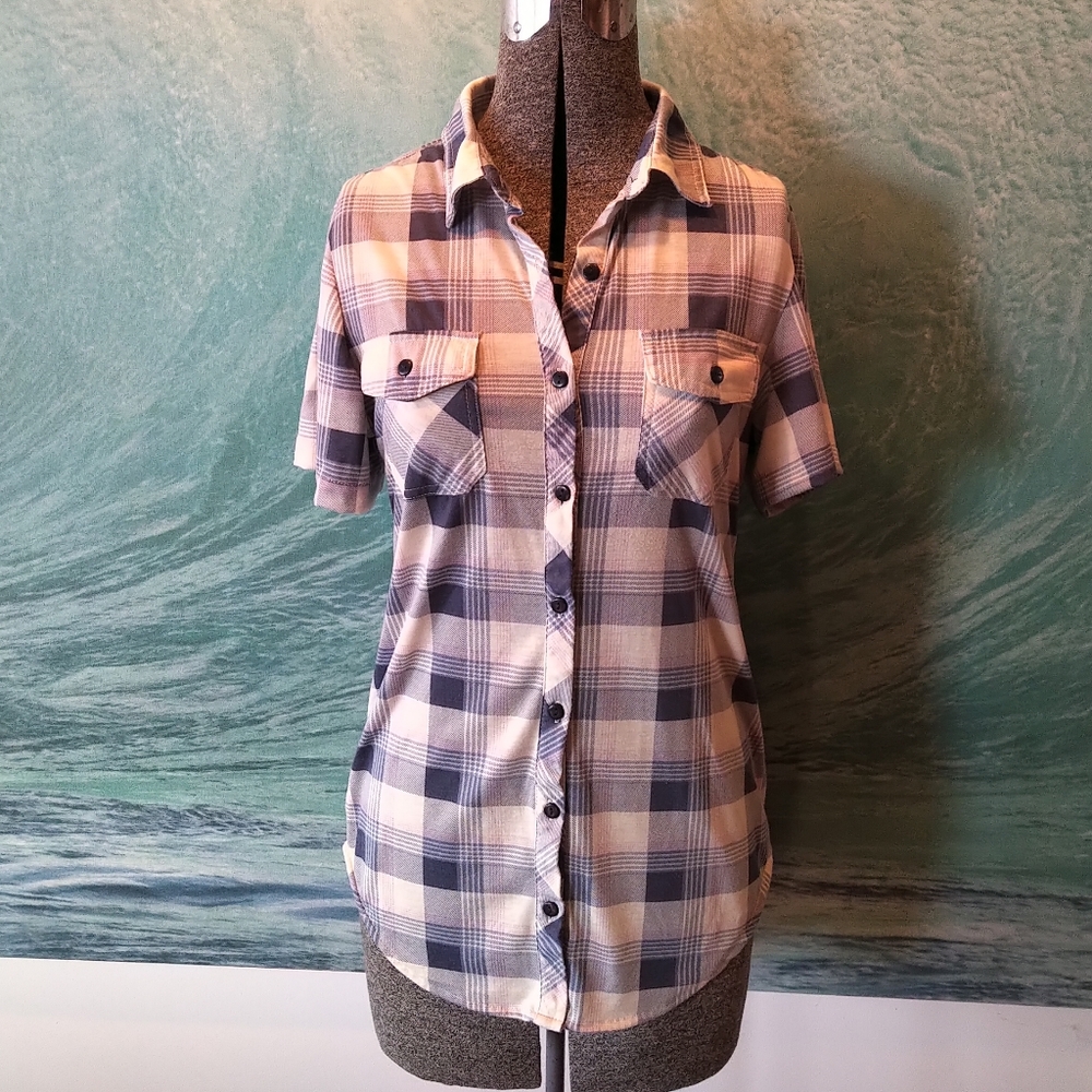 Casual plaid short sleeve button up shirt
